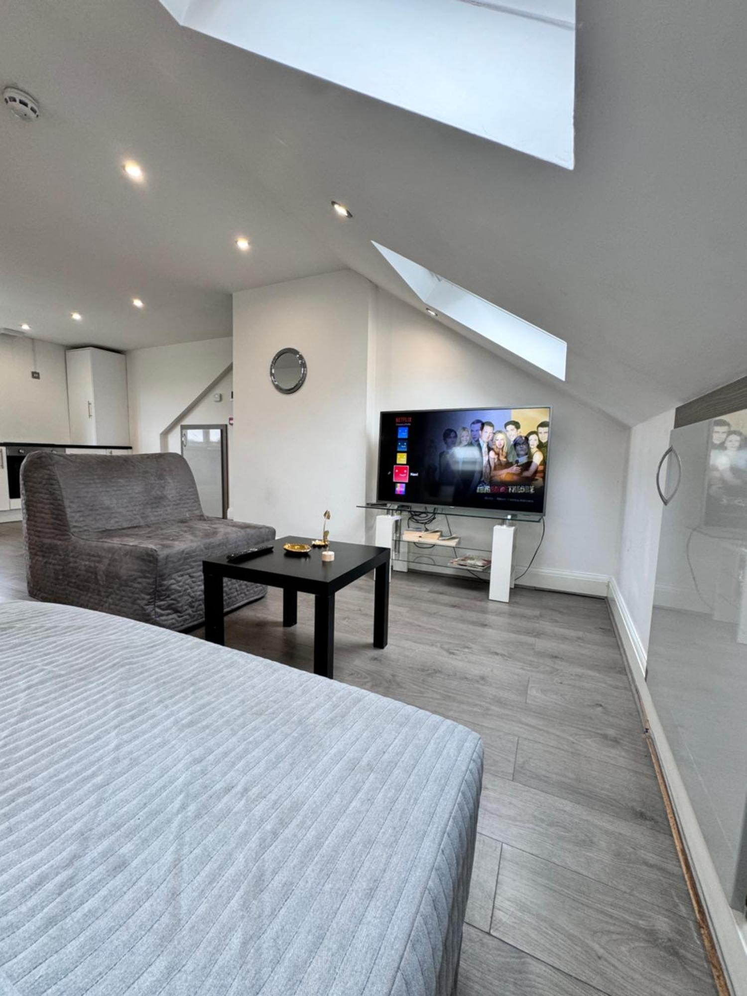 Hatton Apartments Heathrow Airport- Free Parking-Free Underground To And From Heathrow Airport Hatton Cross See Picture-See London Fast Hatton Cross To Central London 30Min 외부 사진