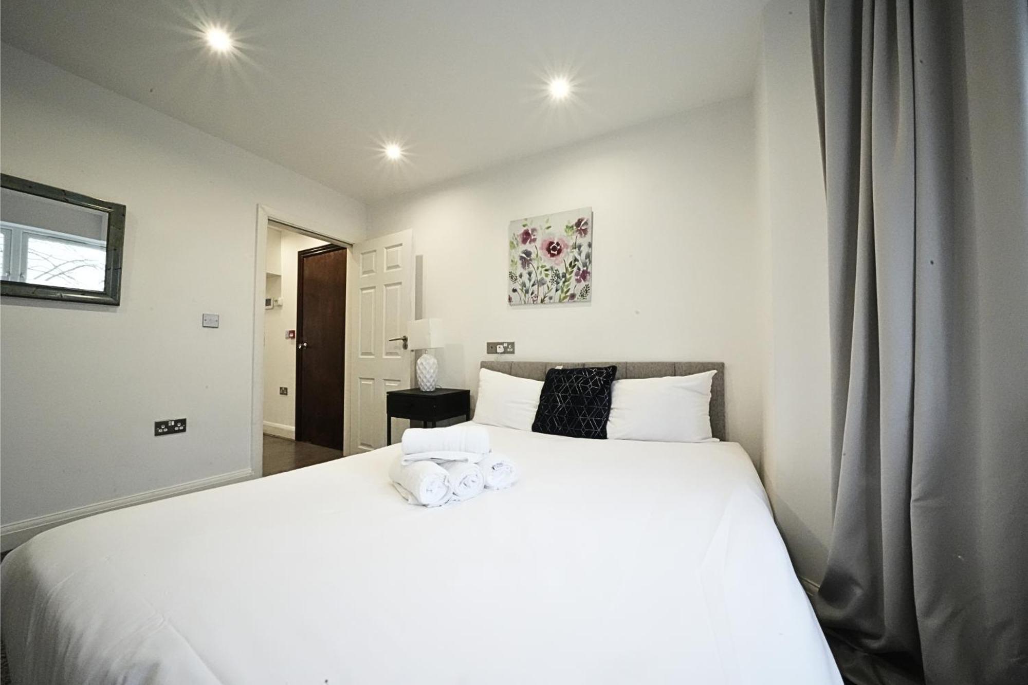 Hatton Apartments Heathrow Airport- Free Parking-Free Underground To And From Heathrow Airport Hatton Cross See Picture-See London Fast Hatton Cross To Central London 30Min 외부 사진