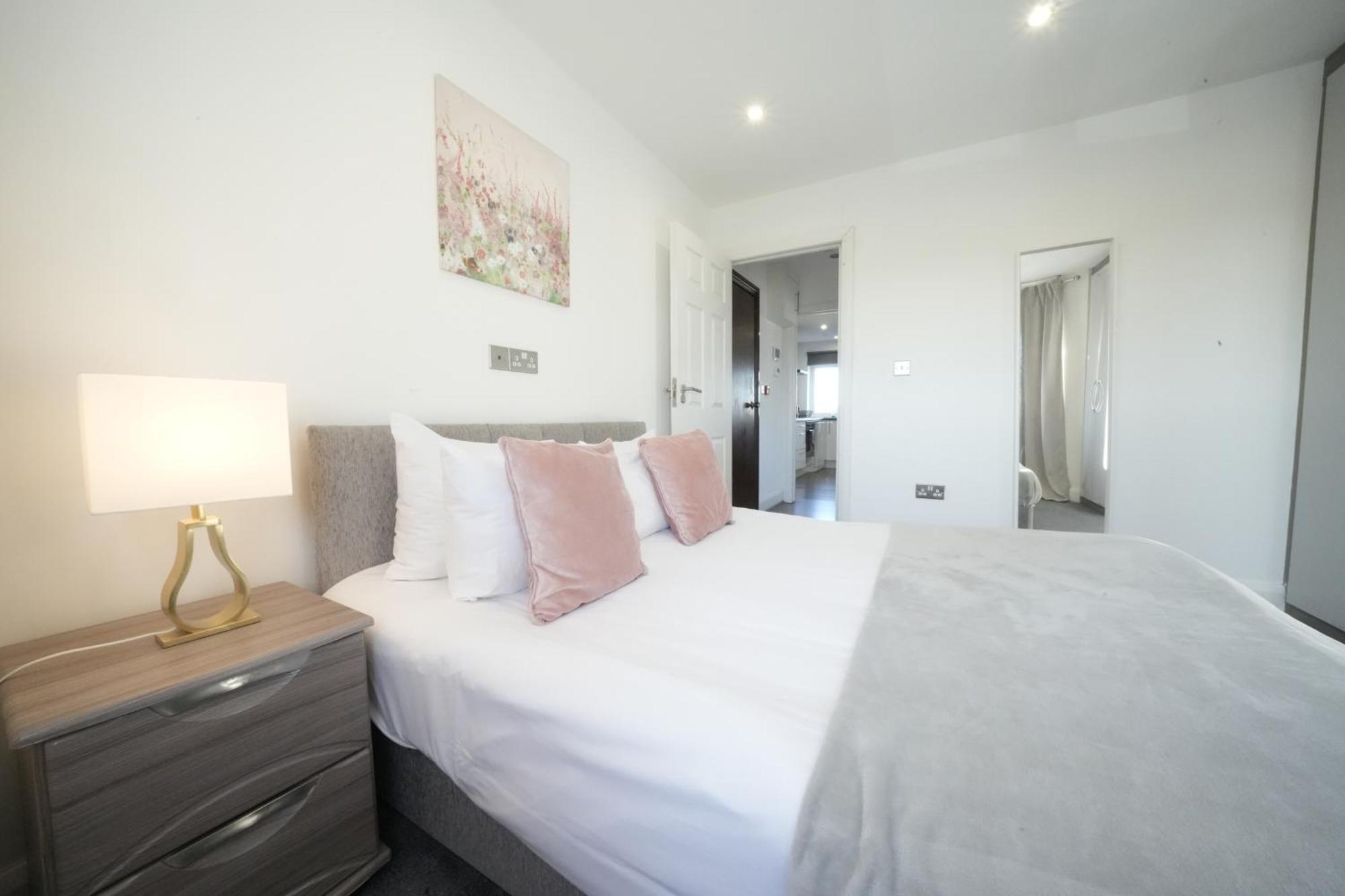 Hatton Apartments Heathrow Airport- Free Parking-Free Underground To And From Heathrow Airport Hatton Cross See Picture-See London Fast Hatton Cross To Central London 30Min 외부 사진