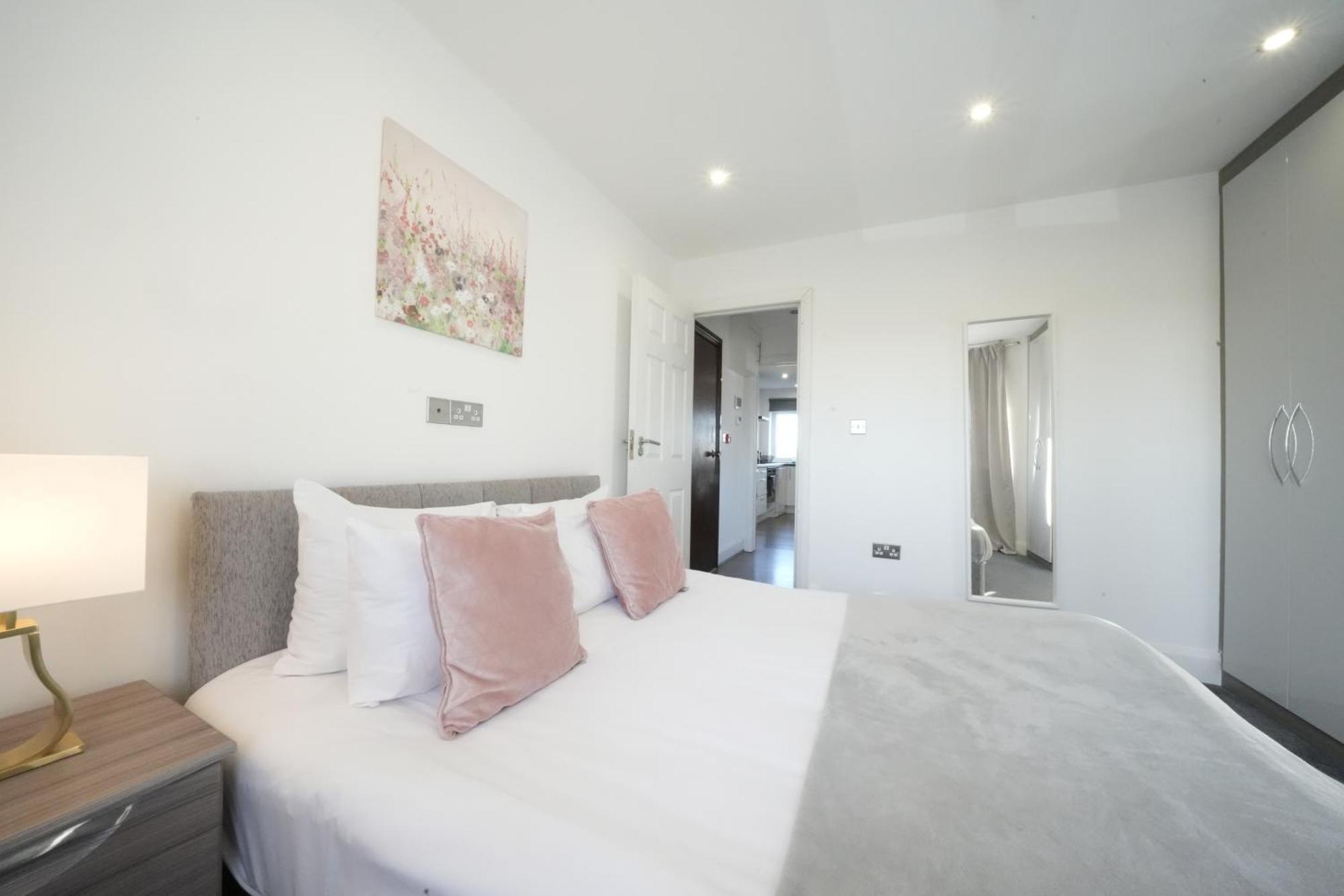 Hatton Apartments Heathrow Airport- Free Parking-Free Underground To And From Heathrow Airport Hatton Cross See Picture-See London Fast Hatton Cross To Central London 30Min 외부 사진