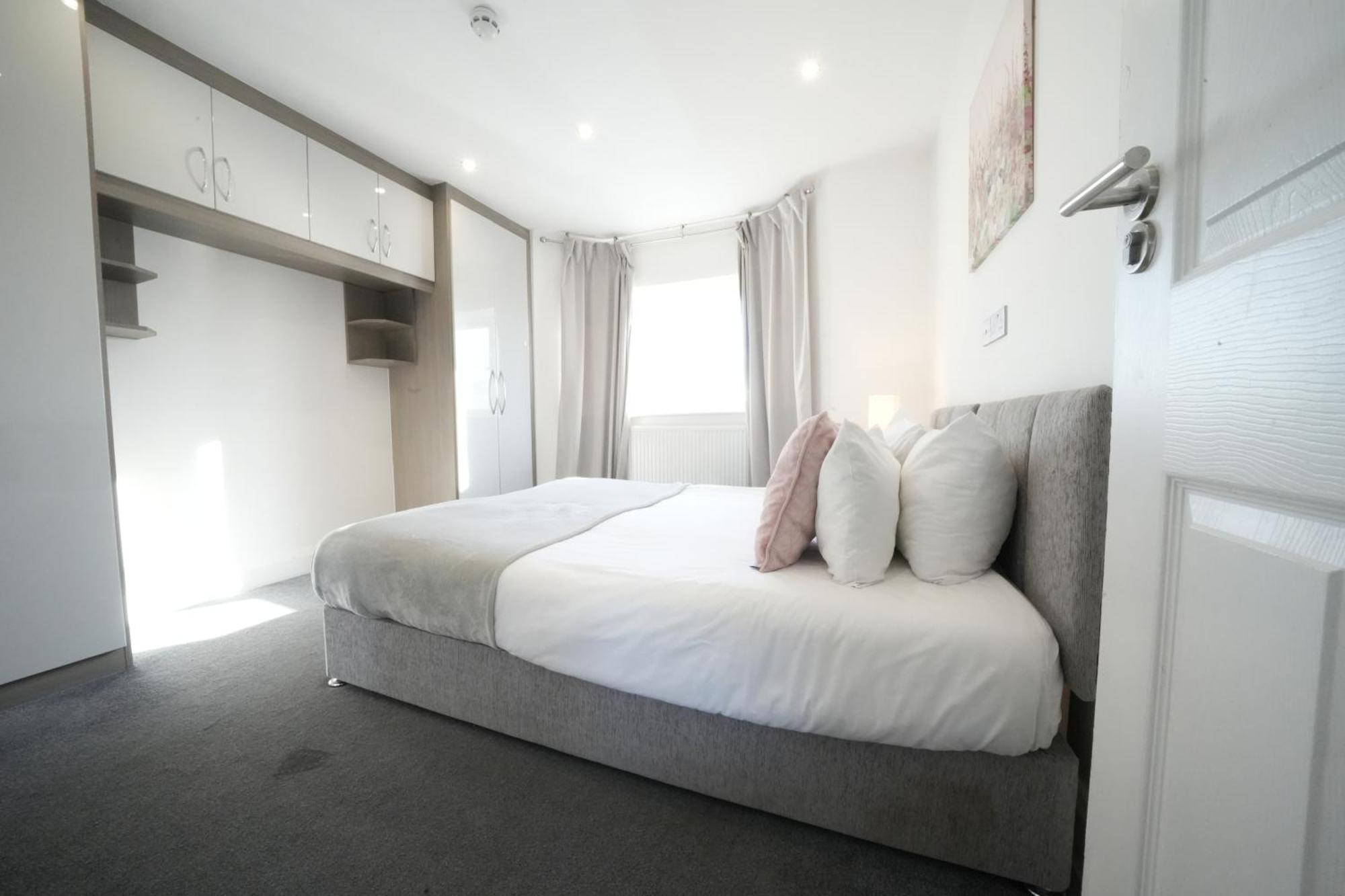 Hatton Apartments Heathrow Airport- Free Parking-Free Underground To And From Heathrow Airport Hatton Cross See Picture-See London Fast Hatton Cross To Central London 30Min 외부 사진