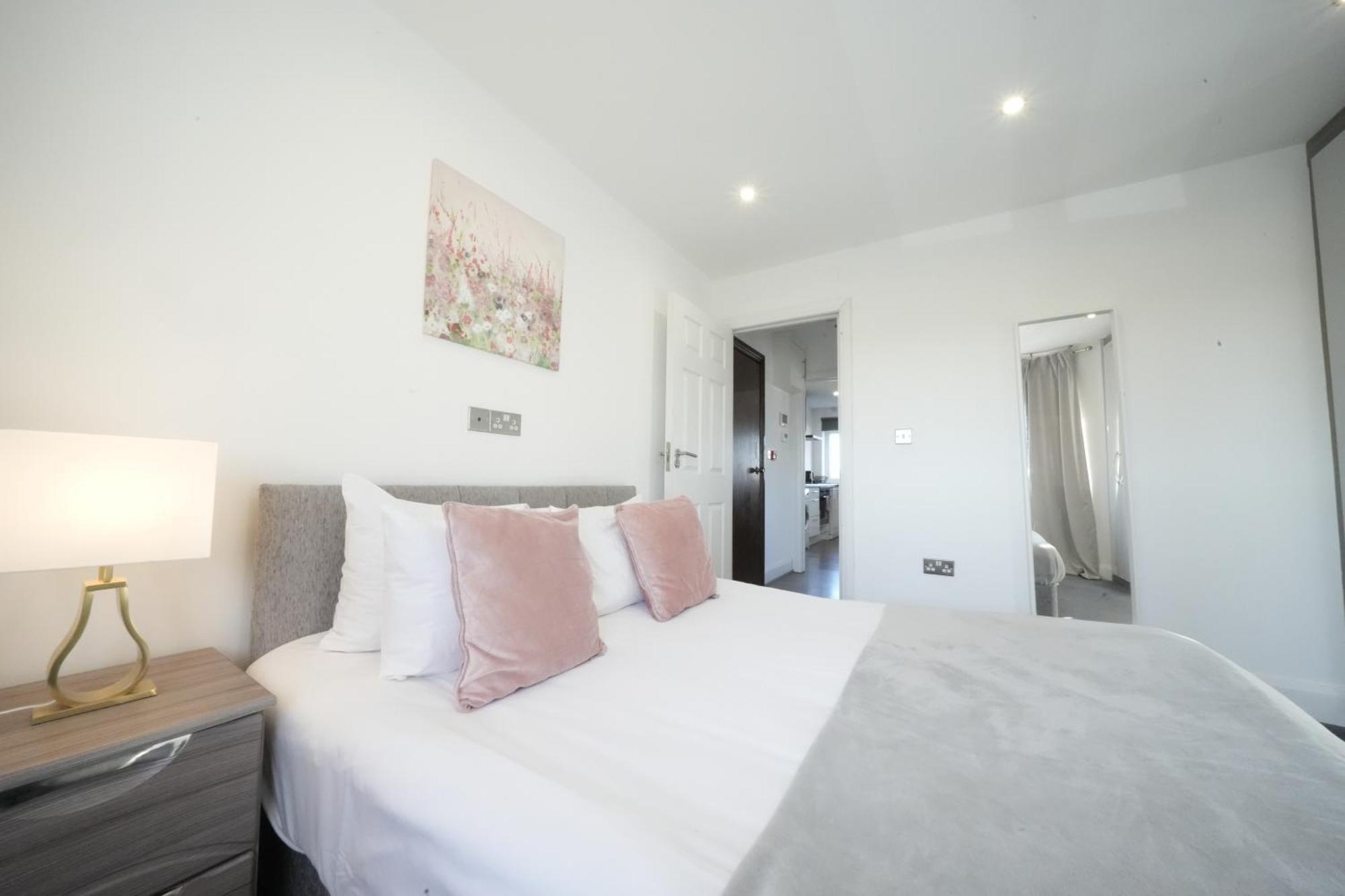 Hatton Apartments Heathrow Airport- Free Parking-Free Underground To And From Heathrow Airport Hatton Cross See Picture-See London Fast Hatton Cross To Central London 30Min 외부 사진