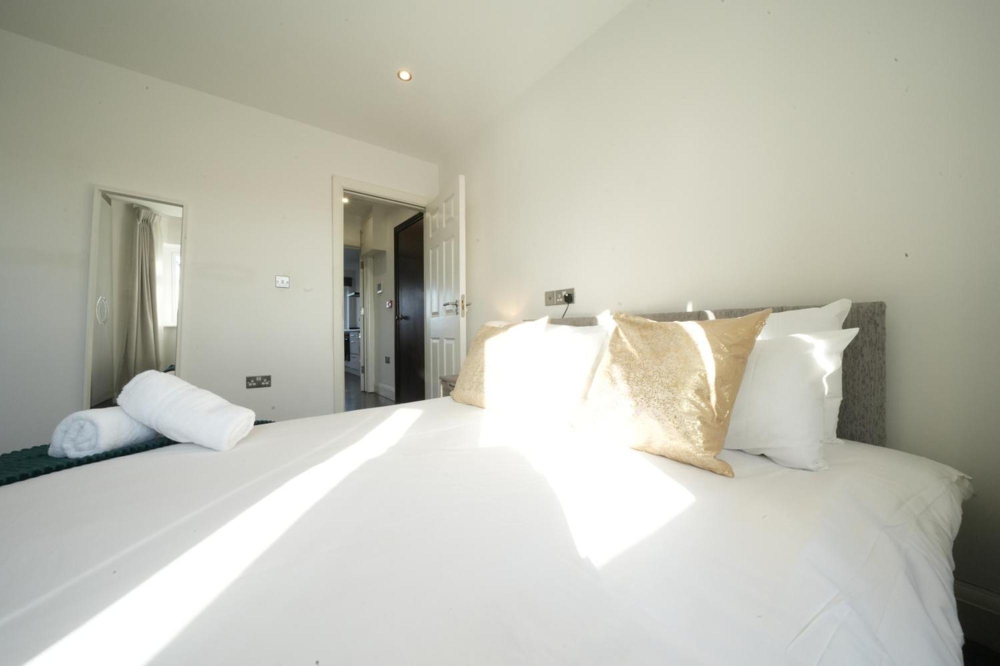 Hatton Apartments Heathrow Airport- Free Parking-Free Underground To And From Heathrow Airport Hatton Cross See Picture-See London Fast Hatton Cross To Central London 30Min 외부 사진