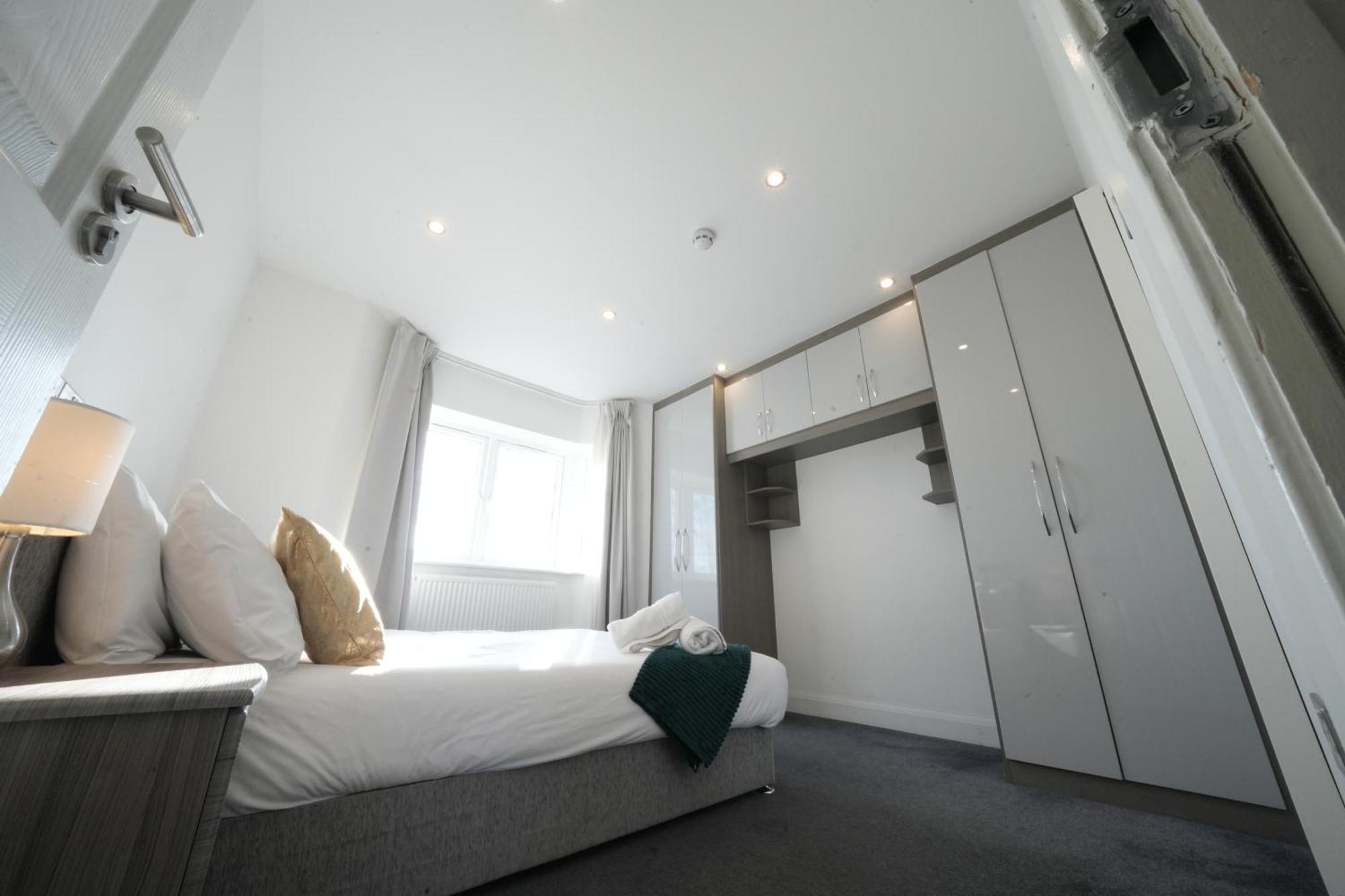 Hatton Apartments Heathrow Airport- Free Parking-Free Underground To And From Heathrow Airport Hatton Cross See Picture-See London Fast Hatton Cross To Central London 30Min 외부 사진
