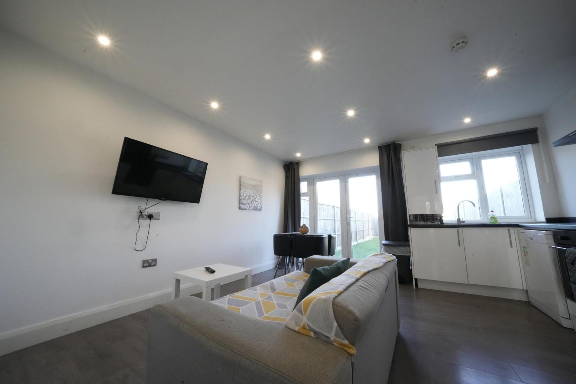 Hatton Apartments Heathrow Airport- Free Parking-Free Underground To And From Heathrow Airport Hatton Cross See Picture-See London Fast Hatton Cross To Central London 30Min 외부 사진