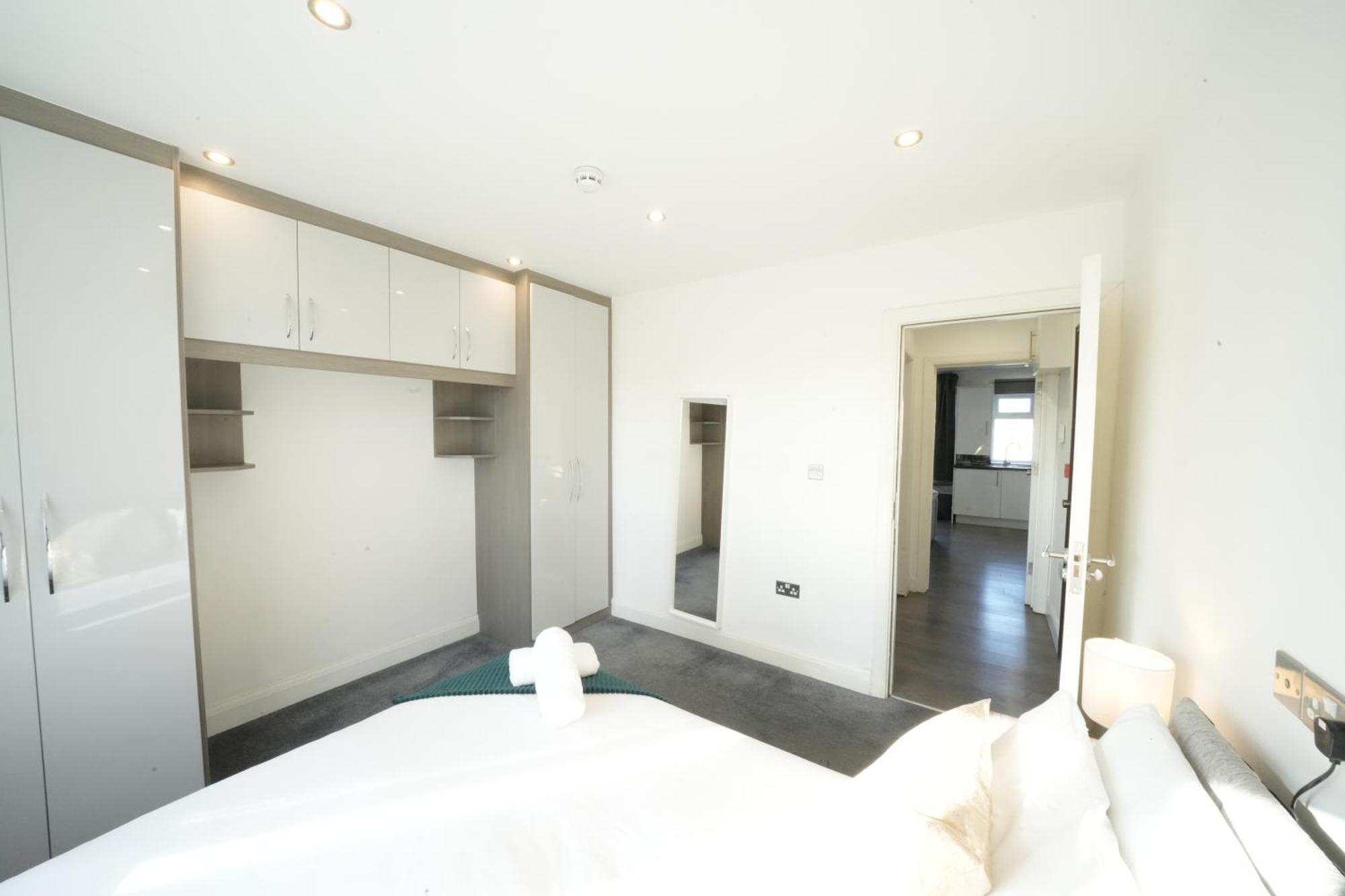 Hatton Apartments Heathrow Airport- Free Parking-Free Underground To And From Heathrow Airport Hatton Cross See Picture-See London Fast Hatton Cross To Central London 30Min 외부 사진