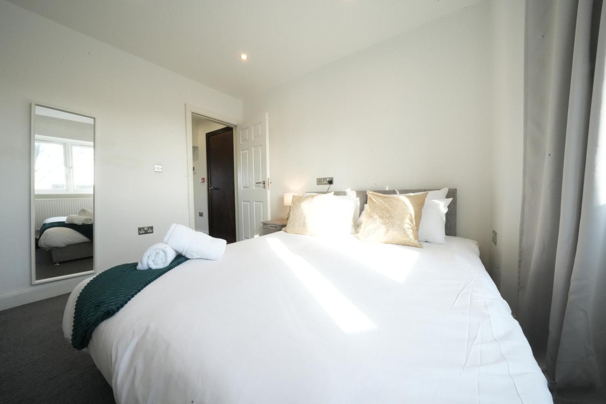 Hatton Apartments Heathrow Airport- Free Parking-Free Underground To And From Heathrow Airport Hatton Cross See Picture-See London Fast Hatton Cross To Central London 30Min 외부 사진